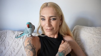 Kabel Eins: Designerin Sarah Kern wechselt das Haifischbecken - als Auswanderin in "Zwischen Meer und Maloche" ab Sonntag bei Kabel Eins