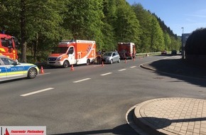 Feuerwehr Plettenberg: FW-PL: OT- Oesterau. PKW kollidiert mit stehendem Rettungswagen.