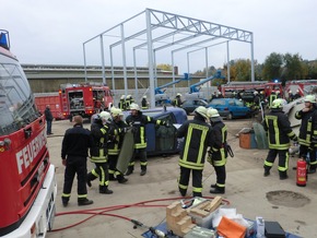 FW-AR: Schwerer Verkehrsunfall mit unklarer Lage - Basislöschzug 6 bei Jahresübung durch komplexes Szenario gefordert