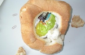 Polizeipräsidium Frankfurt am Main: POL-F: 080617 - 0717 Bundesautobahn A3: Italiener schmuggelte 150 g Kokain in einem Ciabatta-Brötchen