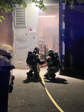FW Mettmann: Brand in einem Geschäftshaus