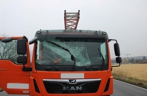 Polizei Düren: POL-DN: Heizkörper fliegt in Windschutzscheibe - Zwei Verletzte