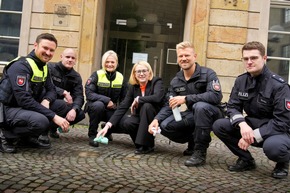 POL-OS: Gemeinsam erinnern, Haltung zeigen: Polizei reinigt Stolpersteine in Osnabr&uuml;ck