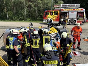 FW-AUR: Feuerwehr und Rettungsdienst trainieren komplexe Unfallszenarien
