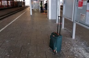 Bundespolizeidirektion Sankt Augustin: BPOL NRW: Gepäckstück unbeaufsichtigt abgestellt und Beamte beleidigt
