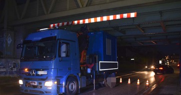 Polizei Bremerhaven: POL-Bremerhaven: Kollision mit Eisenbahnbrücke - beladener Lkw bleibt hängen
