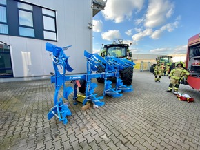 FW Alpen: Einheit Alpen trainiert bei einem Landmaschinenhändler