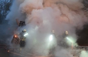 Feuerwehr München: FW-M: Müllpresse in Brand (Moosach)