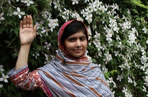 Plan International Deutschland e.V.: Malala unterstützt Plans Aktion "Raise Your Hand" /      Kinderhilfswerk sammelt am Malala-Tag über 10.000 Hände deutscher Schüler (BILD)