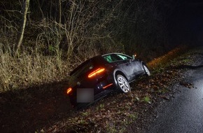 Kreispolizeibehörde Herford: POL-HF: VW kommt von Fahrbahn ab - 29-Jährige leicht verletzt