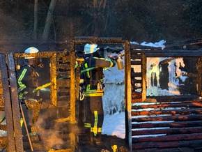 FW-EN: Gartenlaube im Vollbrand - Feuerwehr kann Ausbreitung verhindern