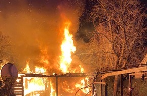 Feuerwehr Hannover: FW Hannover: Laubenbrand in Hannover-Herrenhausen In der Kleingartenkolonie "Berggarten" im Stadtteil Herrenhausen brannte ein Gartenhaus nahezu vollständig aus. Personen wurden nicht verletzt.