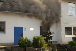 FW-OE: Feuer in einem Industriebetrieb: massiver Rauch und Hitze erschweren die Löscharbeiten, keine Personen verletzt