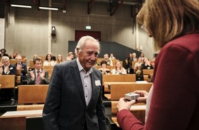 Universität Konstanz: Durch Solidarität Mut machen: Goldenes Logo für Gerd Springe, PI Nr. 100/2025