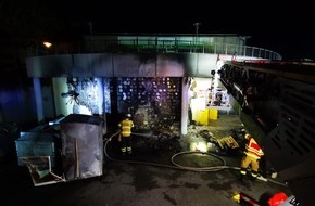 Feuerwehr Herdecke: FW-EN: Unbekannter Feuerschein - Brennende Gegenstände an einer Supermarktfassade - Brandausbreitung auf Supermarkt verhindert.