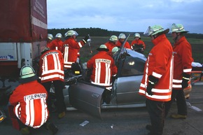 POL-WL: Pkw fährt ungebremst unter Sattelzug/ Drei Schwerverletzte