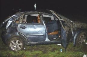 Polizeiinspektion Nienburg / Schaumburg: POL-NI: Waghalsiges Überholmanöver - Fahrerin schwer verletzt - Gefährdete Autofahrer gesucht