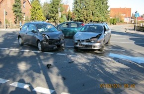 Polizeiinspektion Nienburg / Schaumburg: POL-STH: Verkehrsunfall beim Abbiegen - 2 Totalschäden