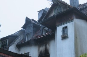 Feuerwehr Essen: FW-E: Wohnungsbrand in Essen-Frohnhausen, Menschrettung über tragbare Leitern