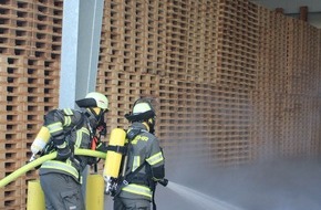 Freiwillige Feuerwehr Werne: FW-WRN: &Uuml;bung der Freiwilligen Feuerwehr Werne bei H&ouml;lscher Palettenservice