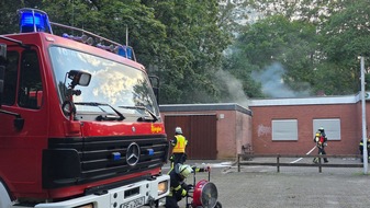 Freiwillige Feuerwehr Celle: FW Celle: Aufwendige L&ouml;scharbeiten bei Brand im L&ouml;nsweg