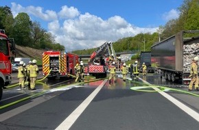 Feuerwehr Bergisch Gladbach: FW-GL: Brennender LKW auf der BAB 4 - Einsatz in Fahrtrichtung K&ouml;ln