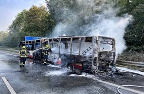 Feuerwehr Neuss: FW-NE: Brannte Gelenkbus auf A46 | Keine Verletzten aber hoher Sachschaden