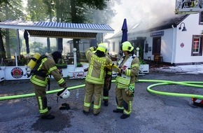 Feuerwehr Ratingen: FW Ratingen: Dachstuhlbrand in Ausflugslokal: Bilder