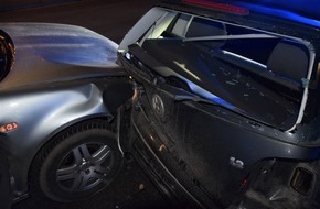 Kreispolizeibehörde Herford: POL-HF: 21-Jähriger fährt in geparktes Auto - Drei Personen leicht verletzt