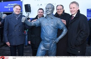 HSV Fußball AG: HSV-Presseservice: Hermann-Rieger-Statue eingeweiht