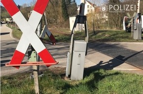 Polizeipräsidium Westpfalz: POL-PPWP: Schrankenanlage beschädigt