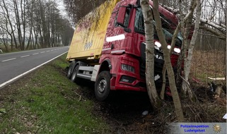 Polizeiinspektion Ludwigslust: POL-LWL: LKW kommt von der Fahrbahn ab - Vorbildhaftes Handeln der Ersthelfer