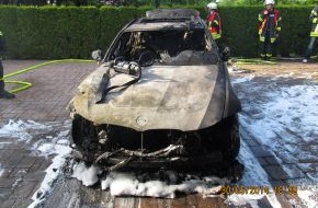 Polizeiinspektion Hameln-Pyrmont/Holzminden: POL-HOL: Holzminden - Rudolf-Jahns-Weg: 30.000,-- EUR Schaden bei Feuer in einer Garage - BMW total ausgebrannt / Gebäudeschaden an Garage-