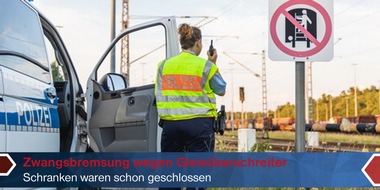Bundespolizeidirektion München: Bundespolizeidirektion München: Bahnübergang trotz geschlossener Schranke überquert / Bundespolizei warnt vor Gefahren im Bahnbereich