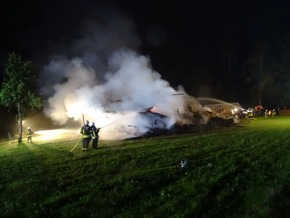 KFV-CW: Hütte auf Pferdehof geht in Flammen auf