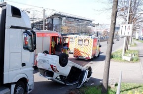 Feuerwehr Stuttgart: FW Stuttgart: Zwei Verkehrsunfälle mit glimpflichem Ausgang