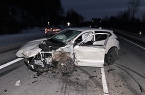 Kreispolizeibehörde Höxter: POL-HX: Unfall bei Höxter mit einer schwerverletzten Person