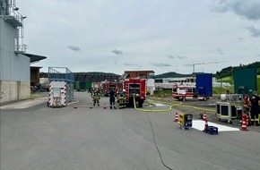 Feuerwehr Lennestadt: FW-OE: Feuer in holzverarbeitendem Betrieb in Lennestadt-Oedingen - &Uuml;ber 60 Einsatzkr&auml;fte im Einsatz