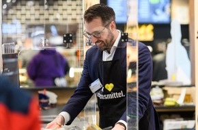 Edeka Südwest: Presse-Information: Moritz Oppelt kassiert für guten Zweck