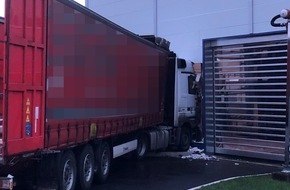 Polizei Hagen: POL-HA: LKW-Fahrer fährt gegen Wand einer Firma im Lennetal - Alkoholtest zeigt 2,84 Promille an