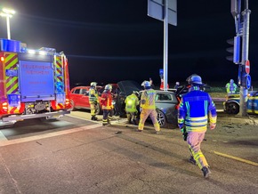FW Weinheim: Drei Fahrzeuge kollidieren auf der Kreuzung B38 / Viernheimer Straße, darunter ein Streifenwagen der Polizei