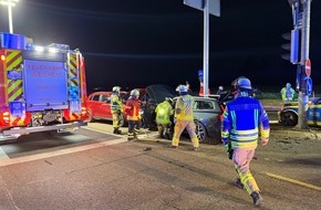 Feuerwehr Weinheim: FW Weinheim: Drei Fahrzeuge kollidieren auf der Kreuzung B38 / Viernheimer Straße, darunter ein Streifenwagen der Polizei