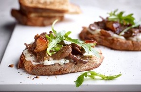 Lamm. Das musst du probieren: Sommerrezept mit Lammfleisch: Geröstetes Landbrot mit Lammscheiben, Gorgonzola und Pflaumen