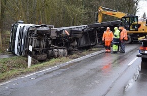 Polizeiinspektion Nienburg / Schaumburg: POL-NI: Stadthagen-Schwerer LKW-Unfall - L 372 über Stunden gesperrt