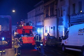 FW LK Neunkirchen: Wohnhausbrand in Wiebelskirchen - Feuerwehr rettet Menschen mit Sprungpolster und Drehleiter