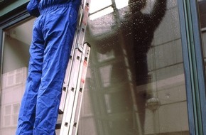 BG BAU Berufsgenossenschaft der Bauwirtschaft: Hohes Unfallrisiko beim Arbeiten auf Leitern (mit Bild)