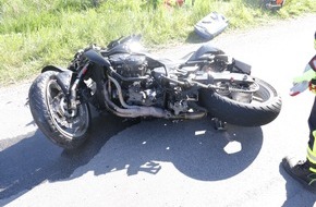 Kreispolizeibeh&ouml;rde H&ouml;xter: POL-HX: Mit PKW kollidiert - Motorradfahrer schwer verletzt