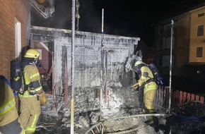 Feuerwehr Helmstedt: FW Helmstedt: Holzunterstand und Carport in Brand