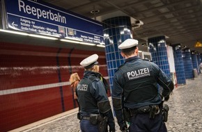 Bundespolizeiinspektion Hamburg: BPOL-HH: Reeperbahn / Rettungseinsatz: Mann stürzt auf S-Bahngleise-