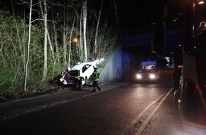 Feuerwehr Bochum: FW-BO: Verkehrsunfall mit drei Verletzten auf der Glückaufstraße